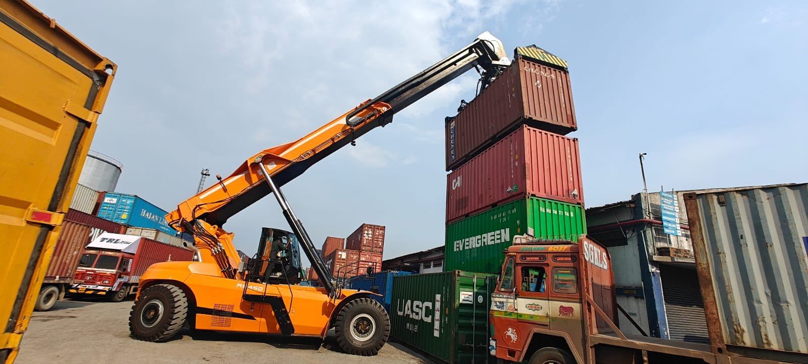 Standard Reach Stacker